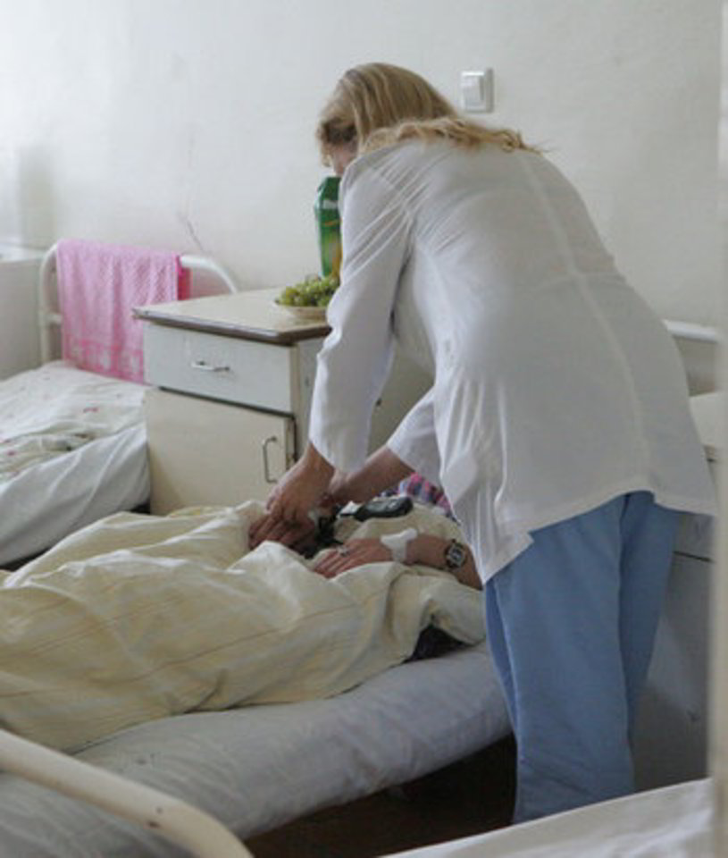Sprendimą, įteisinantį vieno ar kito asmens, įtariamo ar sergančio užkrečiamomis ligomis priverstinį hospitalizavimą ir gydymą, priims speciali komisija.