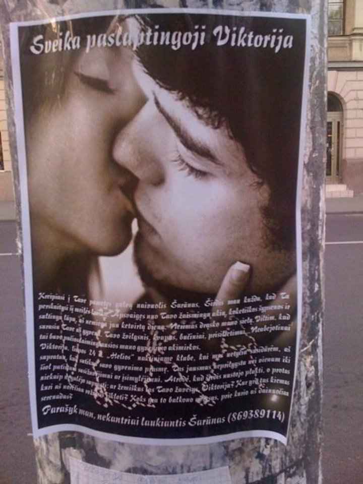 Taip atrodo plakatas V.Kudirkos stotelėje Vilniuje.