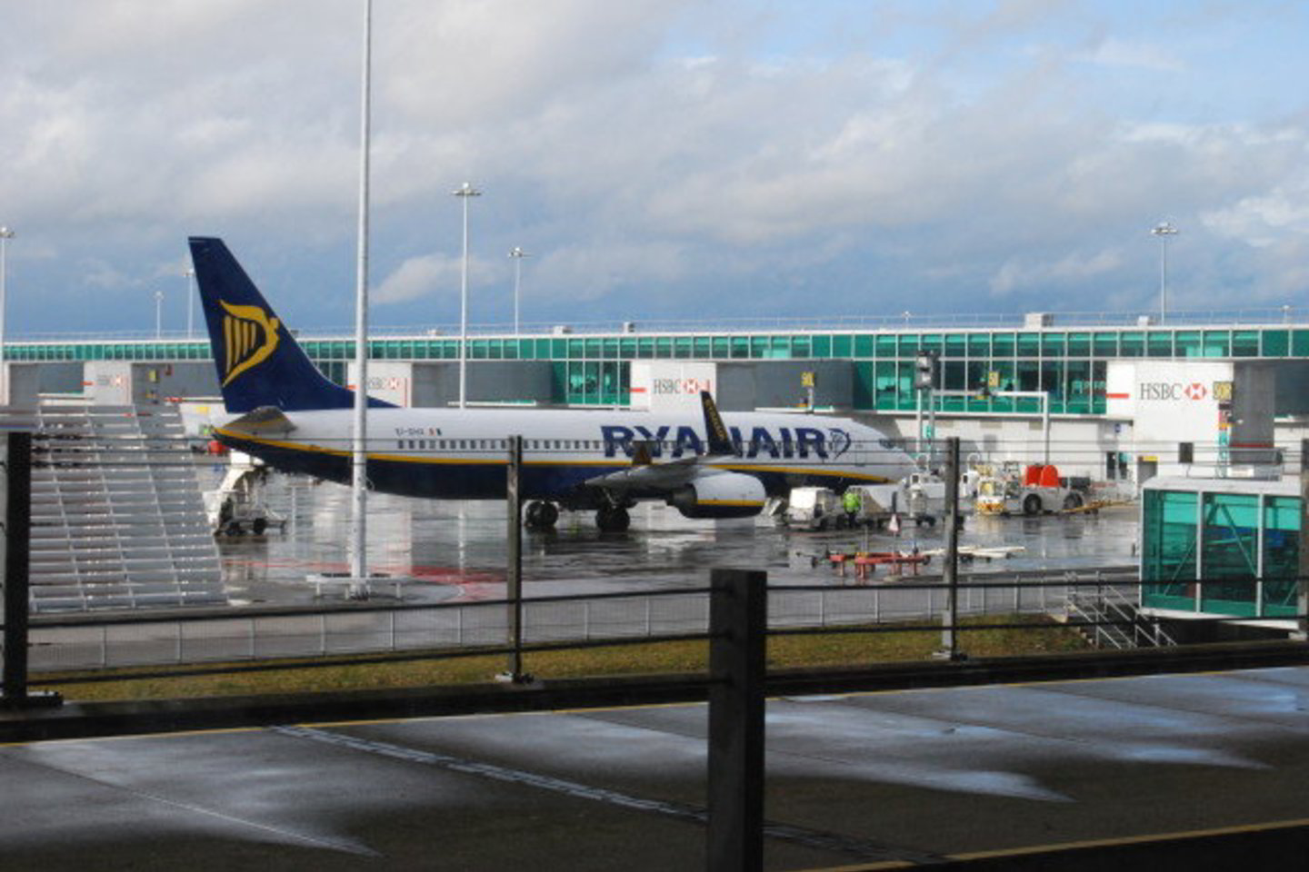 Daugiausia pajamų Kauno oro uostas gauna aptarnaudamas pigių skrydžių bendrovės „Ryanair“ keleivius.
