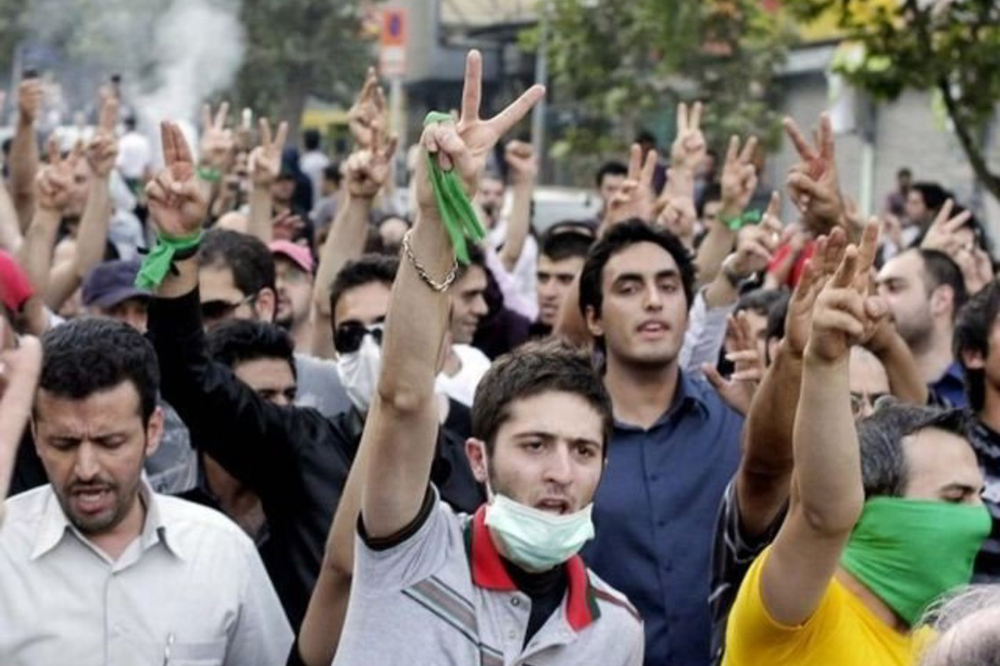 Ketvirtadienį po pietų pradžioje šimtai žmonių susirinko prie iranietės, kuri buvo nušauta birželio 20-ąją per antivyriausybinius protestus, kapo.
