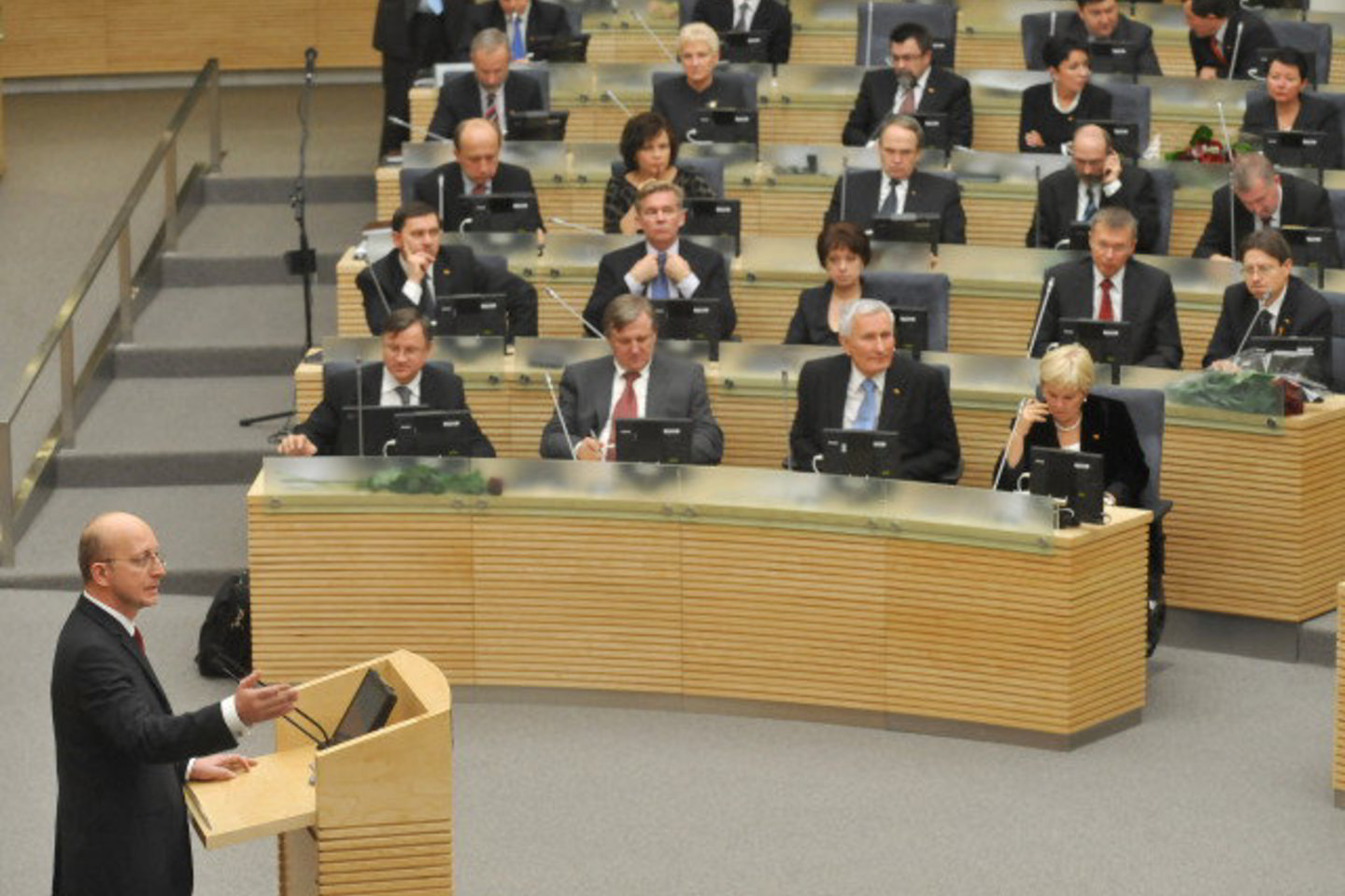 Seimo pirmininko alga mažėja nuo 10,7 iki 9,1 tūkst. litų bruto, eilinio Seimo nario - nuo 8,1 iki 6,8 tūkst. litų.