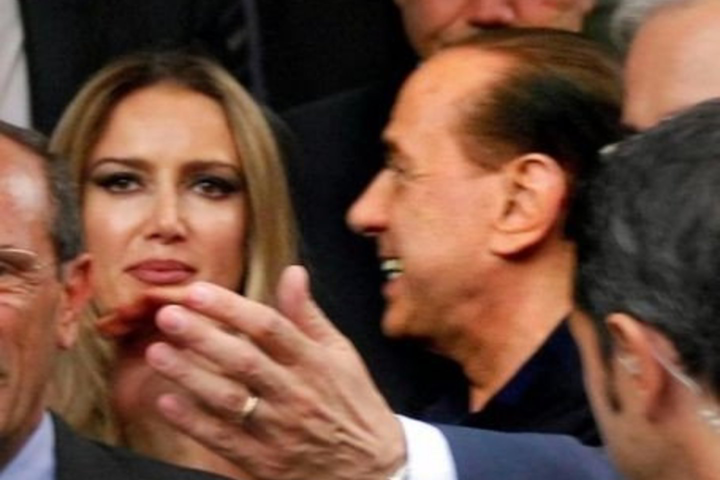 S.Berlusconi nuolat pastebimas žavių moterų draugijoje.