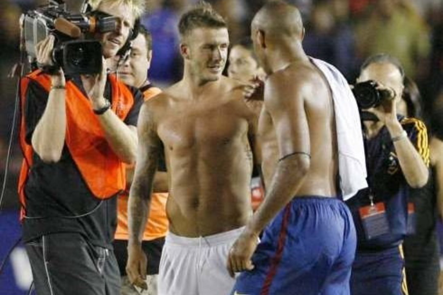 Futbolo žvaigždės D.Beckhamas (kairėje) ir T.Henry po rungtynių draugiškai šnekučiavosi.
