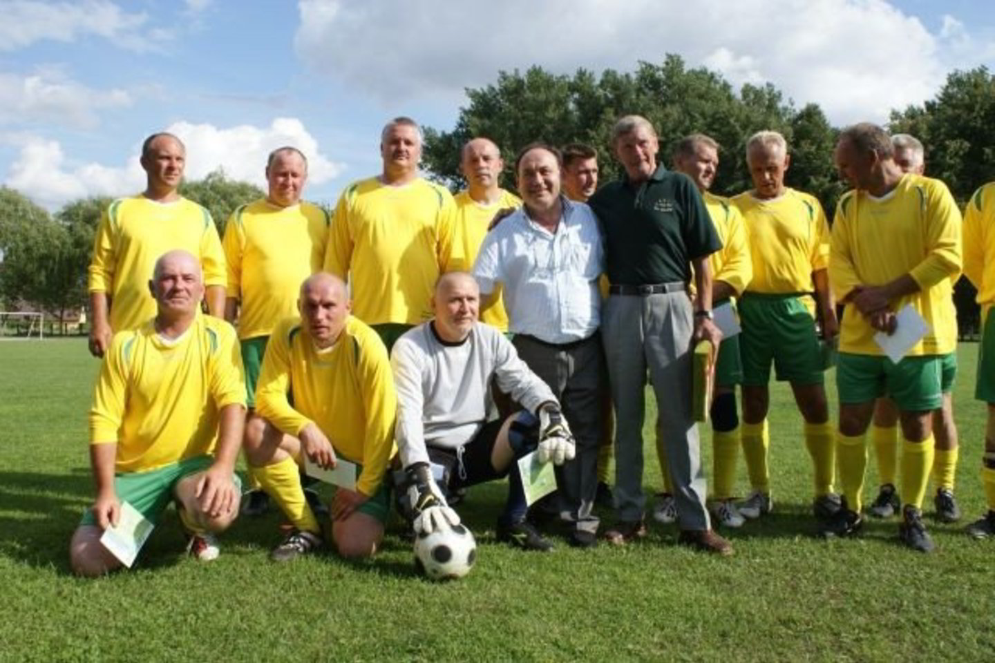 Vilkaviškio futbolo veteranai pasipuošė naujomis uniformomis iš Londono.