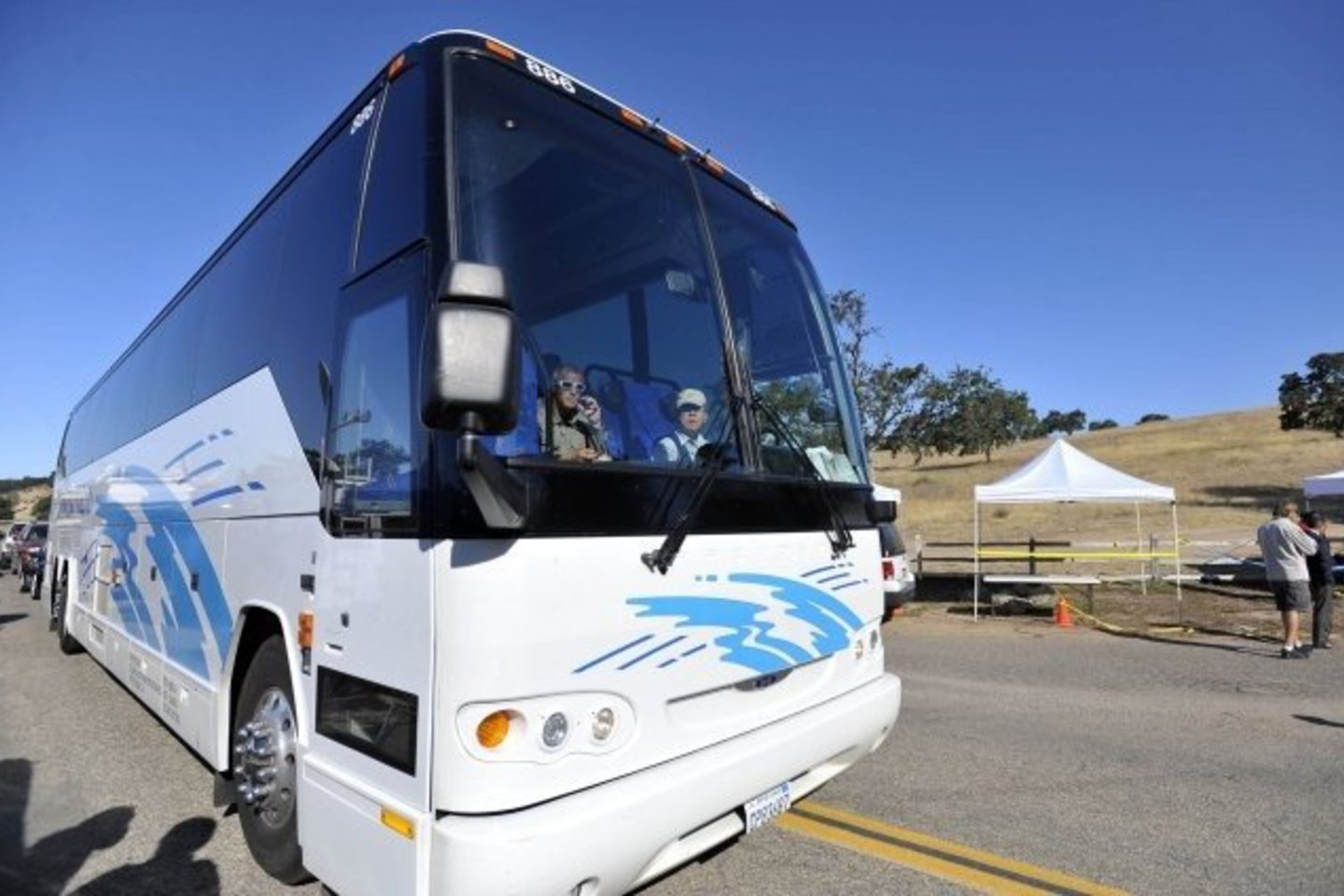 Nelegalus imigrantas sugebėjo patekti į mažą erdvę tarp autobuso važiuoklės ir degalų bako.
