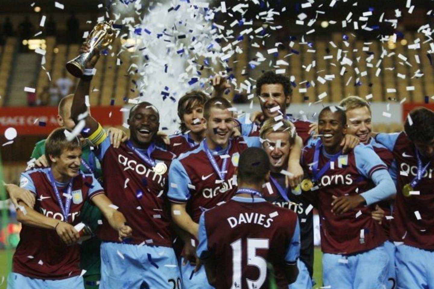 "Aston Villa" futbolininkai džiaugiasi trofėjumi.