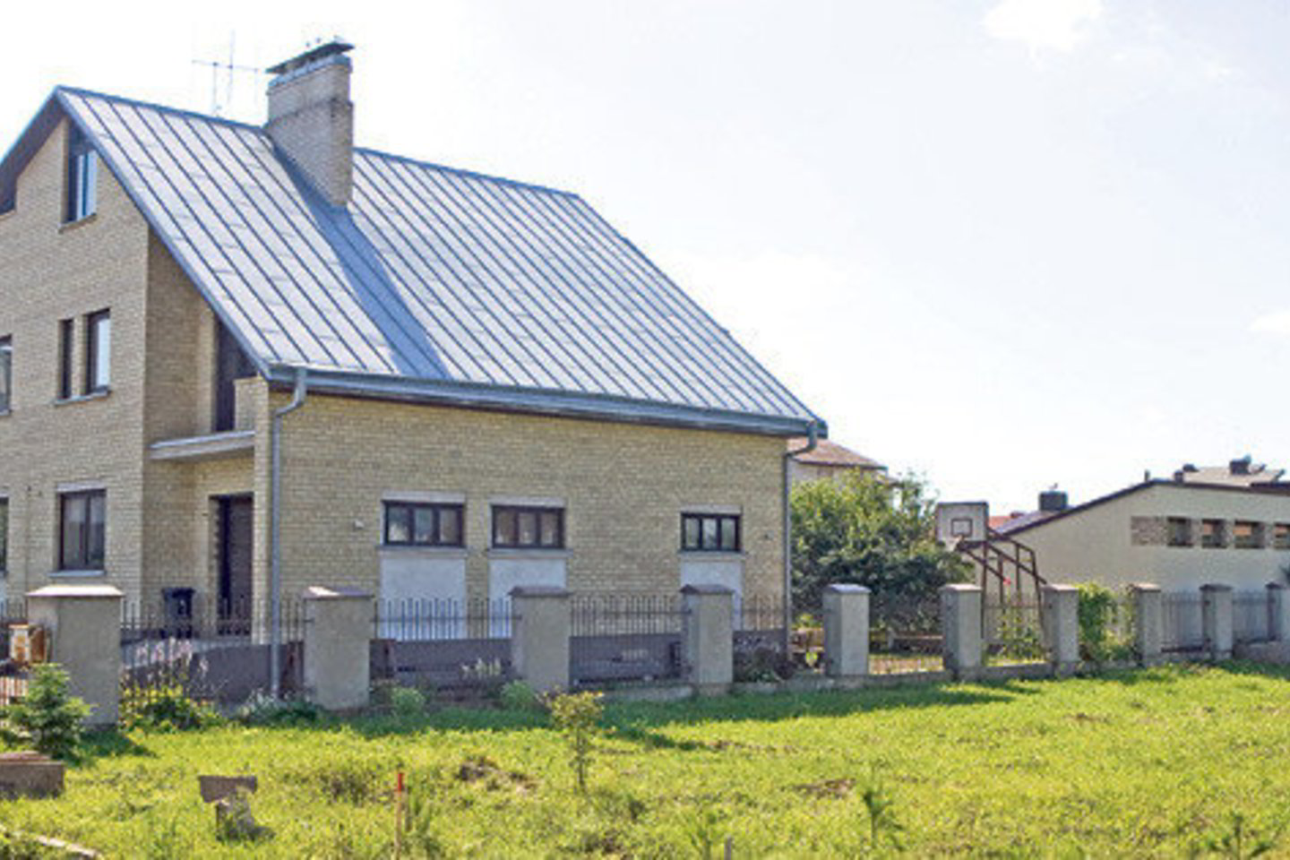 Iš pradžių ketinę rekonstruoti trijų aukštų namą į tinkamą gyventi dviem šeimoms, vėliau vilniečiai nusprendė naują nedidelį namą (nuotr. dešinėje) statyti šalia esančio.