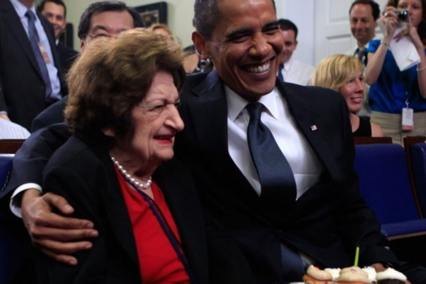 89 gimtadienį mininčiai žurnalistei pats B.Obama padovanojo pyragą ir fotografavosi ją mielai apsikabinęs.