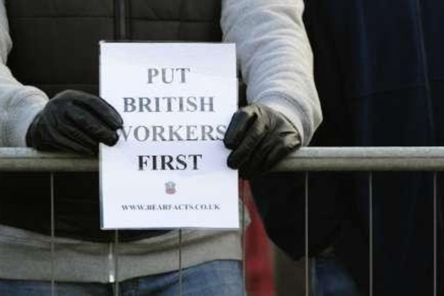 Vietiniai britai nepatenkinti, kad jų darbo vietas užima imigrantai.