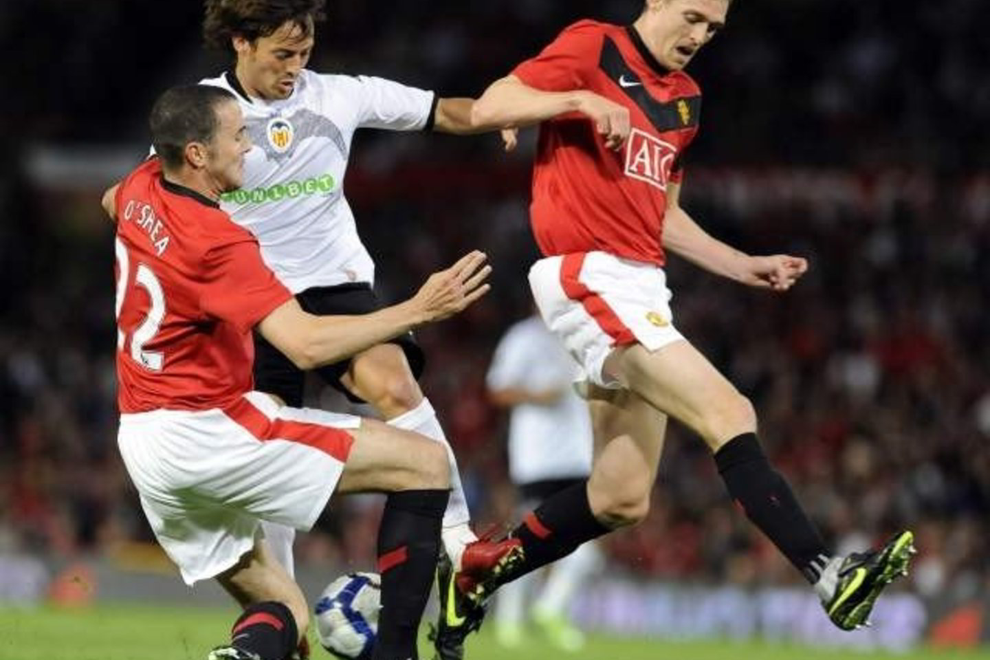 "Manchester United" futbolininkai (raudona apranga) pranoko varžovus.