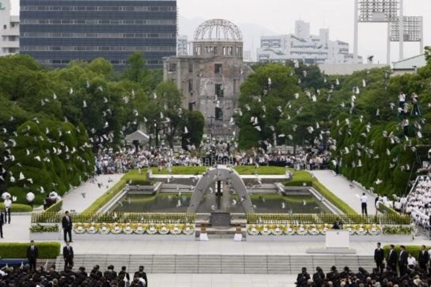 Japonijoje Hirosimos mieste įrengtame memorialiniame parke japonai paminėjo nelaimės metines.