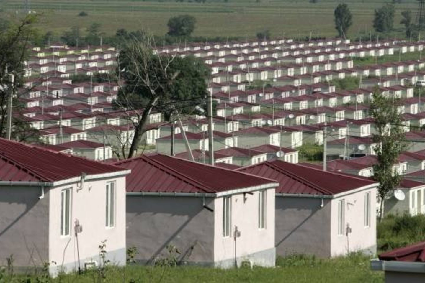 Sugebėję grįžti į namus pabėgėliai mėgina iš naujo kurti gyvenimą, nors regione įtampa toli gražu neatslūgusi, o saugumo padėtis tebėra trapi.