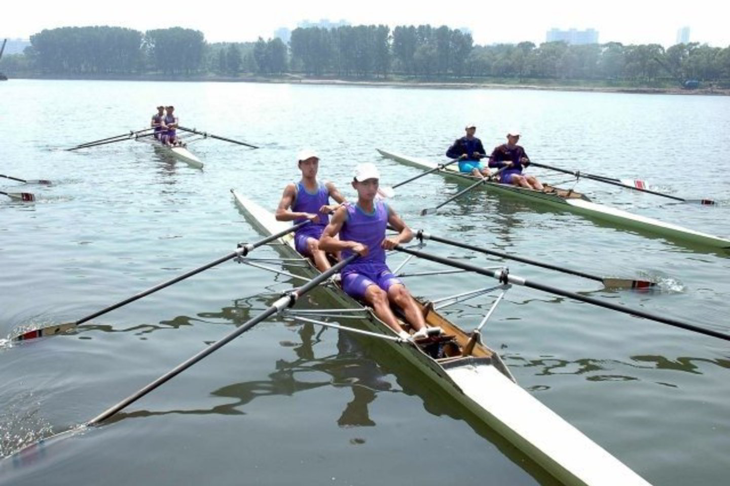 Pasaulio irklavimo čempionate jaunieji Lietuvos sportininkai kovoja sėkmingai.