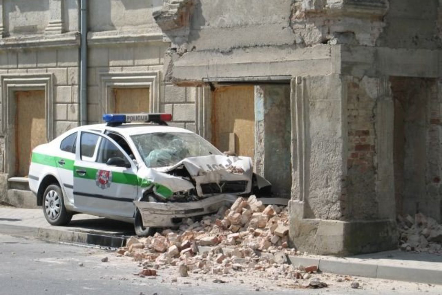 Po smūgio subyrėjo kultūros vertybe pripažinto pastato kolona, o policijos automobilis sudaužytas nepataisomai.
