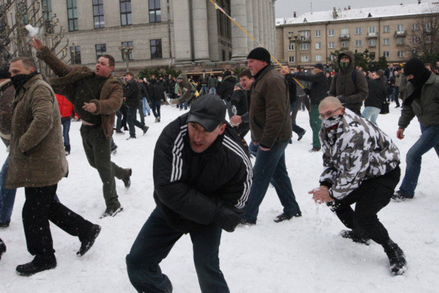 Krizės dažnai pakursto kraštutinius nacionalistinius jausmus ir agresiją. Lietuvoje nepatenkinti valdžia žmonės sukėlė riaušes prie Seimo.