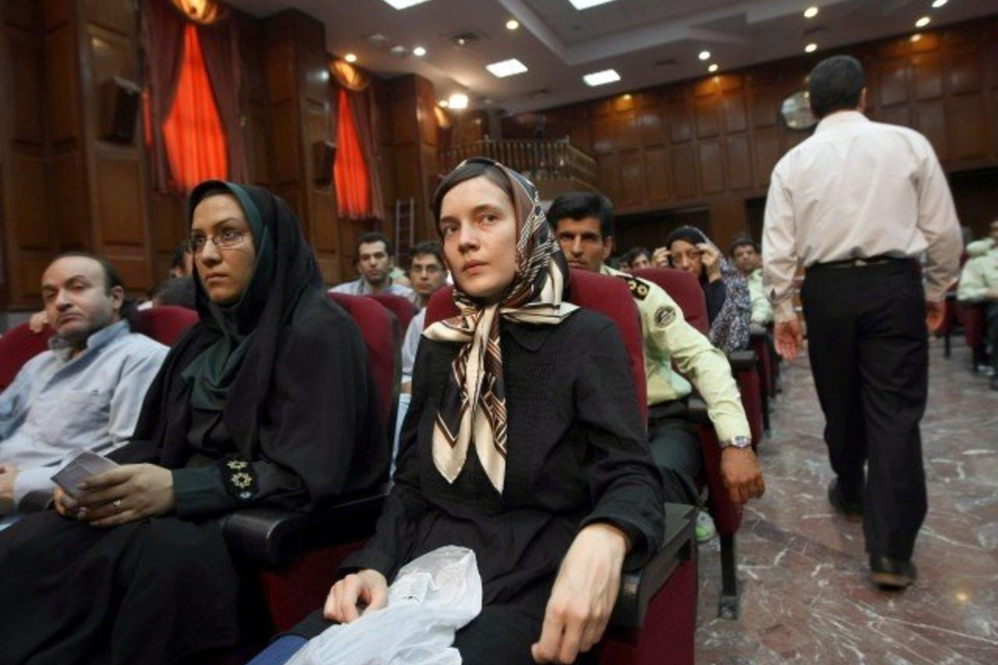Kartu su C.Reiss (dešinėje) teisiamųjų suole sėdi ir Prancūzijos ambasados darbuotoja iranietė.