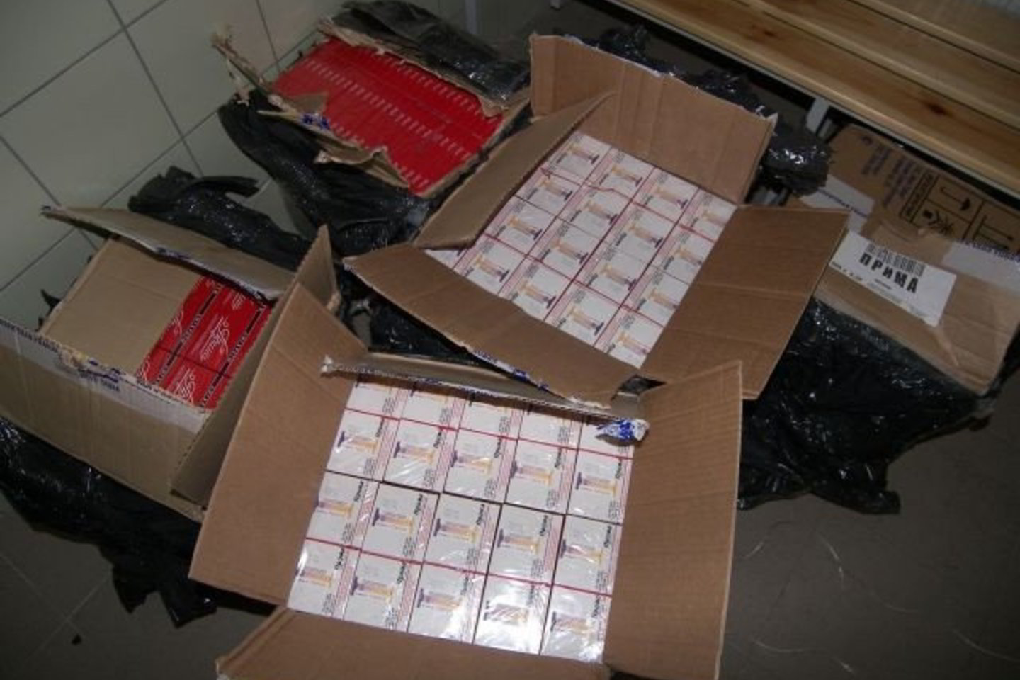 Automobilio bagažinėje pareigūnai aptiko 1134 pakelius įvairių rūšių cigarečių.