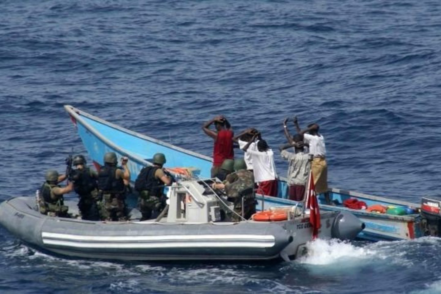 Kova su Somalio piratais prasidėjo, tačiau jų išpuoliai nesiliauja.