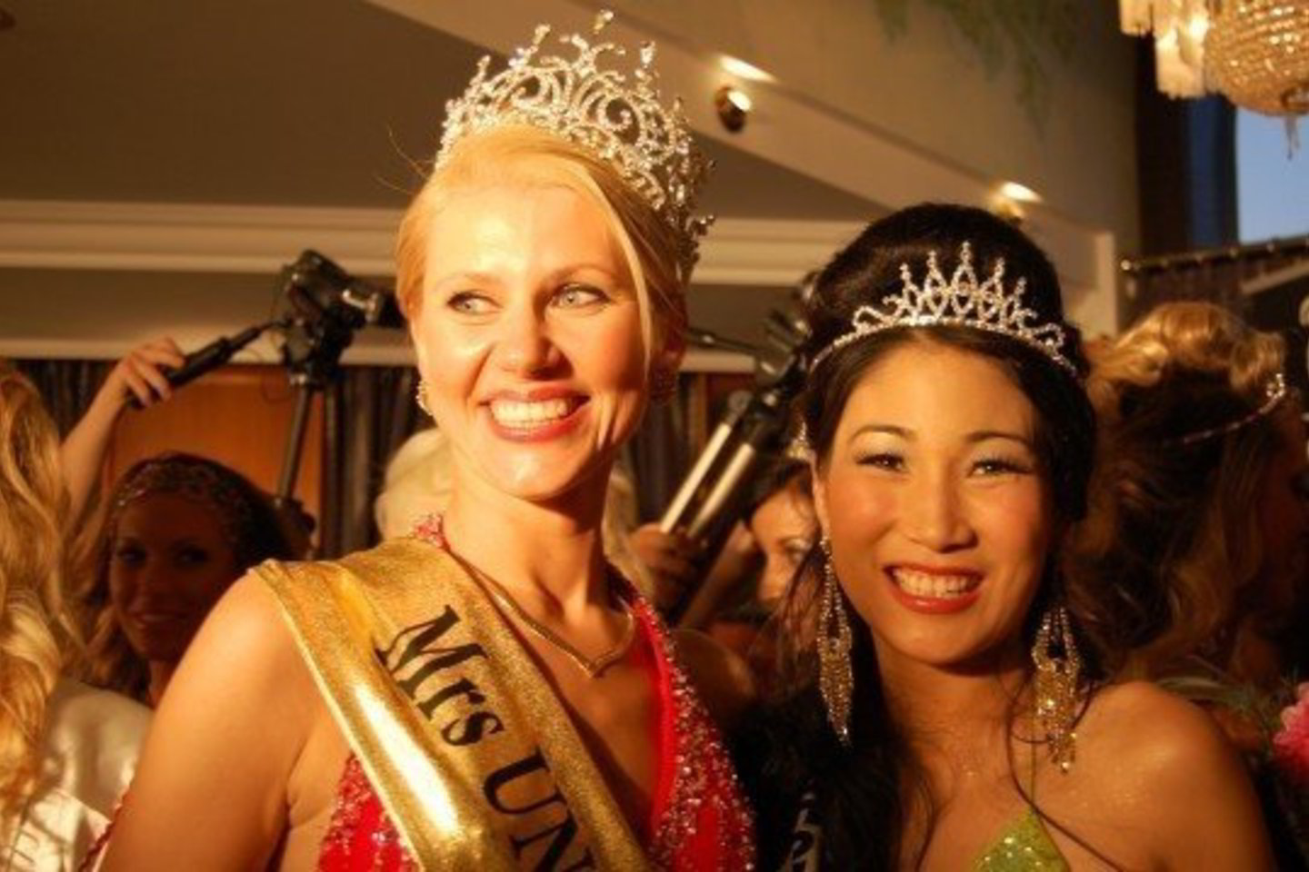 "Misis Visata 2009" lietuvė V.Ragėnaitė ir trečiąją vietą užėmusi Filipinų atstovė C.Kim-Lavez.