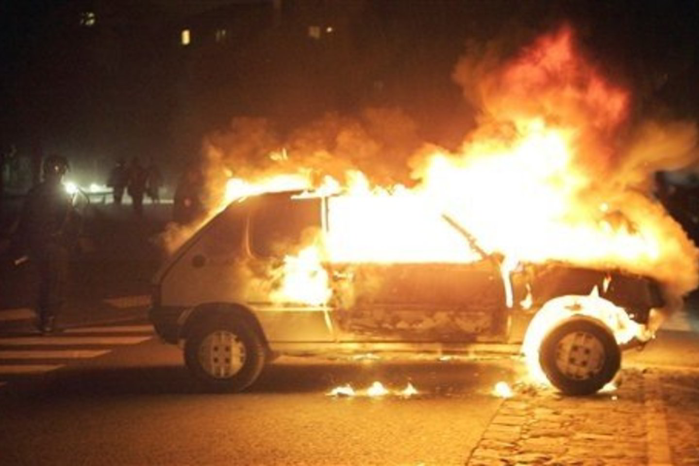 Jaunuoliai taip pat padegė 29 automobilius.