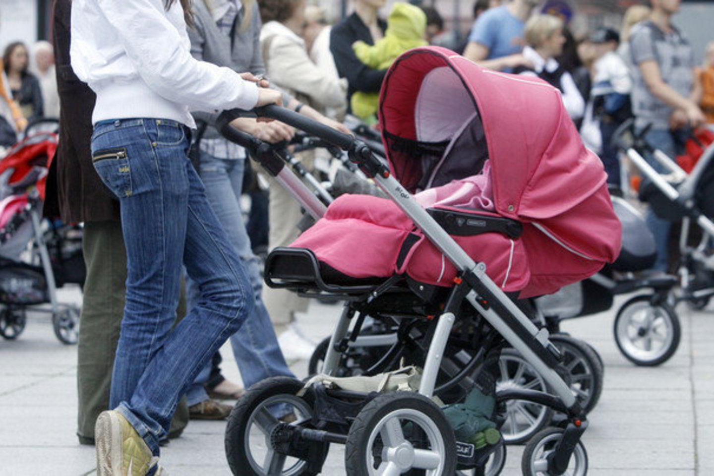 Ataskaitoje pabrėžiama, kad ypač „dosnu“ yra šias išmokas mokėti 70 dienų iki vaiko gimimo ir 2 metus jam gimus.