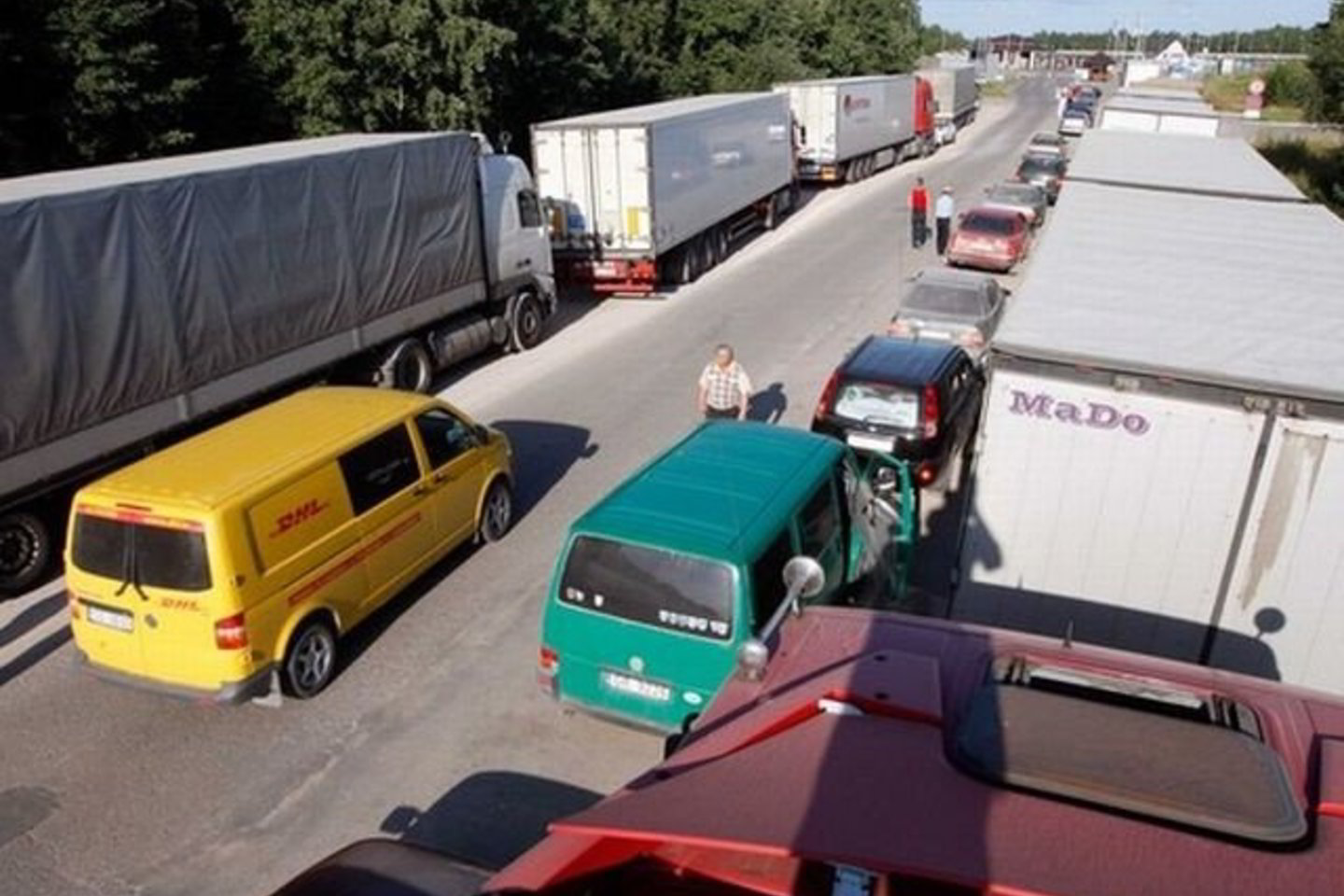 Maždaug po pusšimtį Lietuvos krovininių automobilių antrą parą yra įstrigę ir keliuose postuose Rusijos bei Baltarusijos pasienyje.
