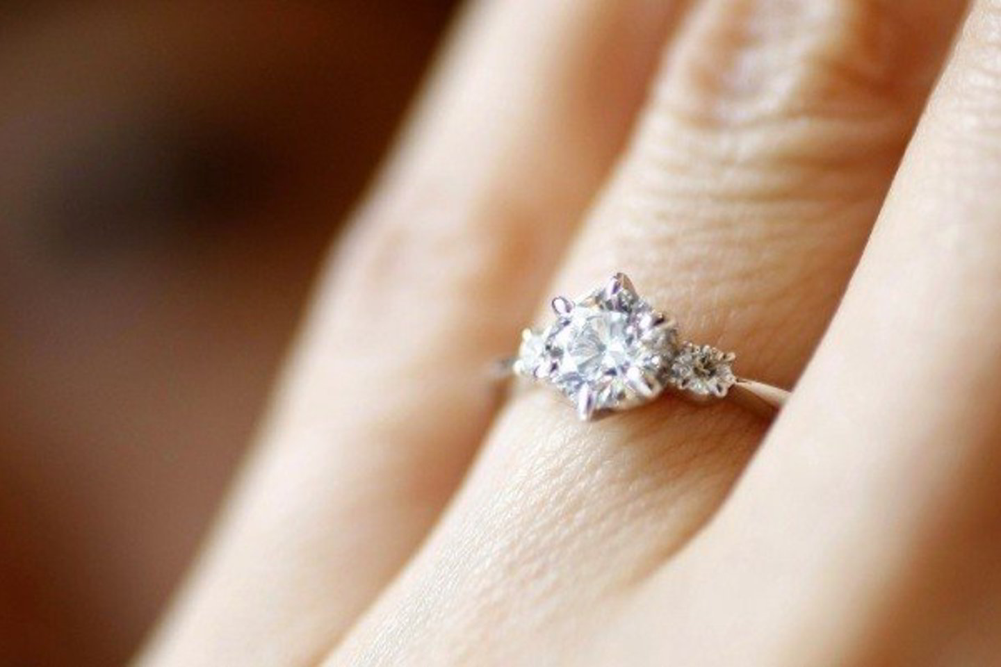 Ūkininkas dabar kruopščiai tikrina kiaulės išmatas.
