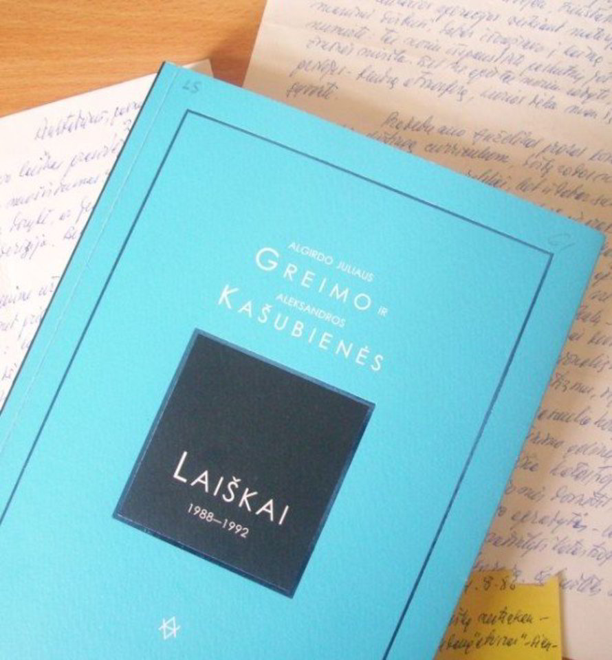 Laiškai rašyti lietuvių kalba, ranka, ant įvairių dydžių ir spalvų popieriaus lapų ir lapelių.