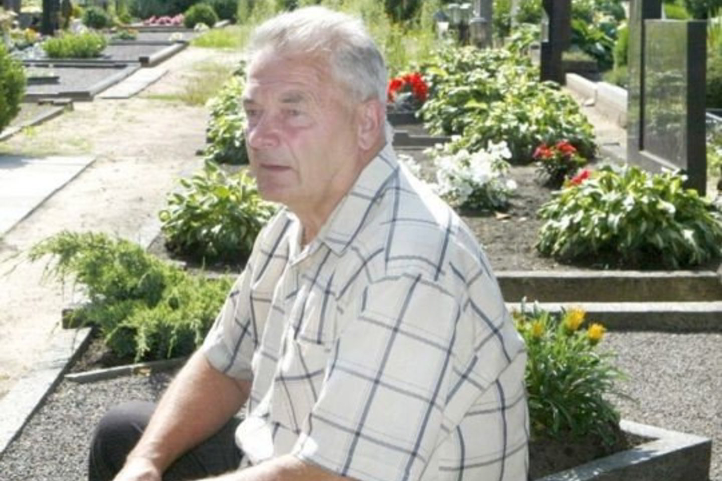 V.Mikašius nesupranta, kodėl jo sesuo perlaidojo seniai mirusios motinos palaikus.