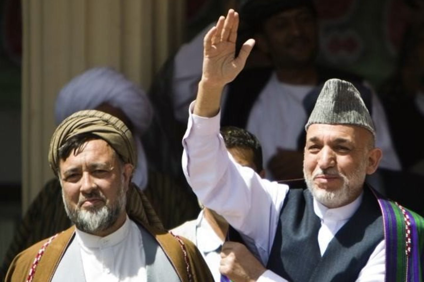 Apklausų duomenimis, pagal populiarumą pirmauja H.Karzai (dešinėje).