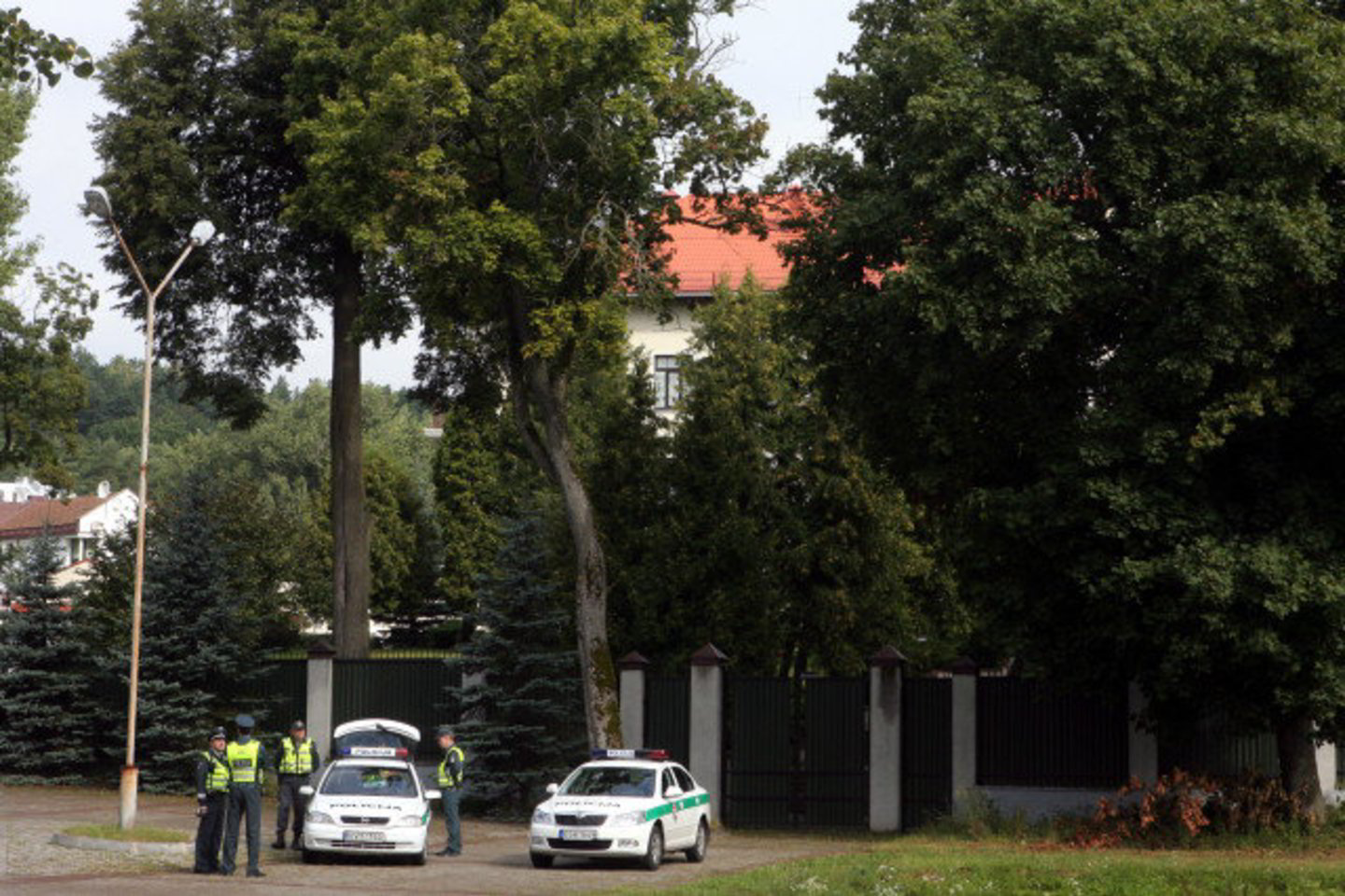 Rusijos ambasadą Vilniuje saugojo policijos pareigūnai.