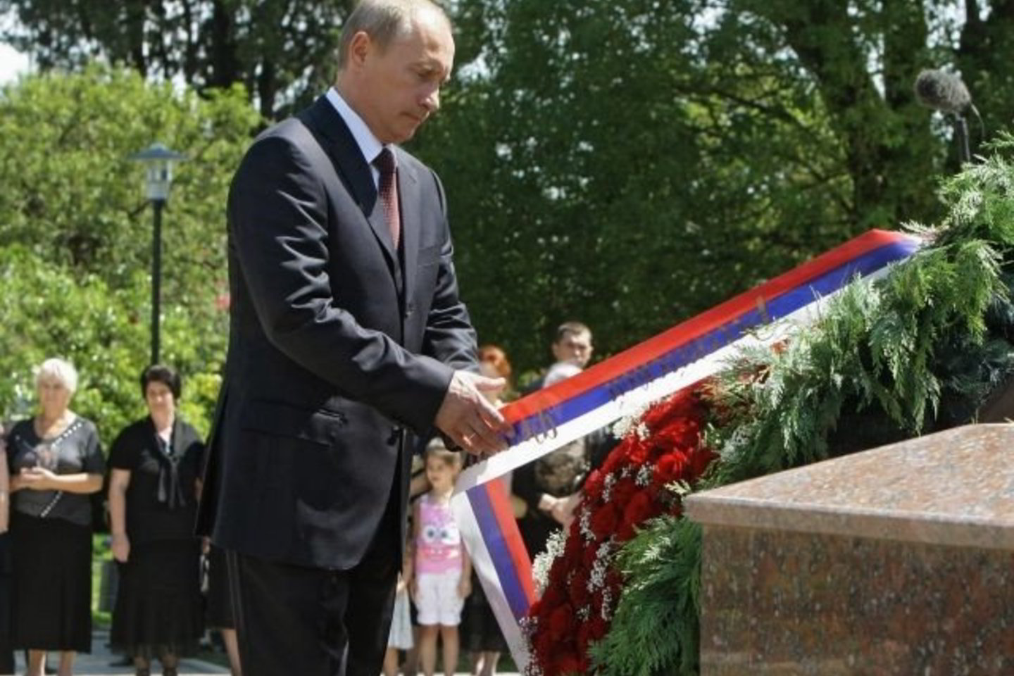 Trečiadienį V.Putinas demonstratyviai apsilankė Abchazijoje ir pažadėjo, esant reikalui, suteikti provincijai ir karinę paramą.