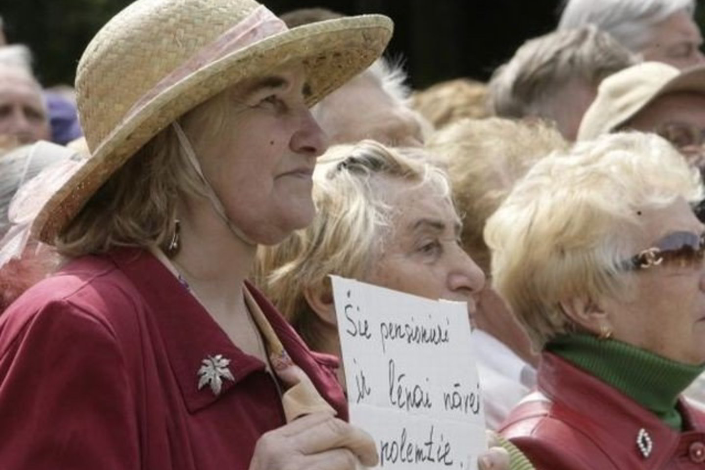 Latvijos pensininkai skelbia, kad po Vyriausybės sprendimų jie yra pasmerkti mirčiai.