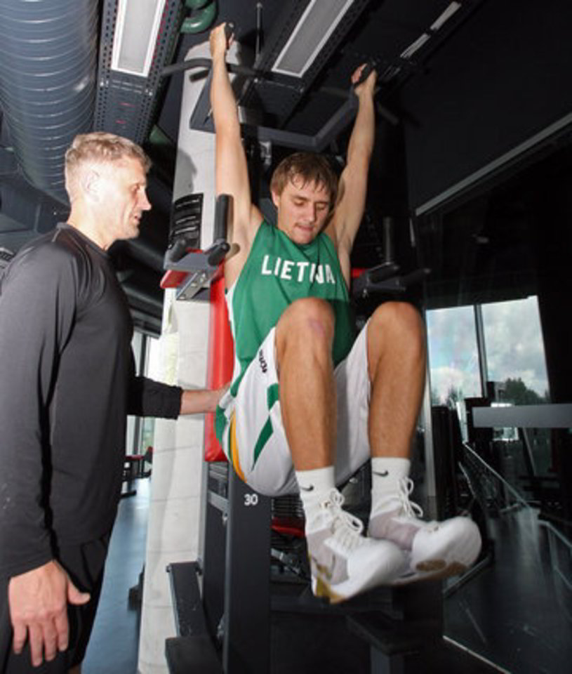 "Šiaulių" krepšininkai prakaitą lieja sporto salėje.