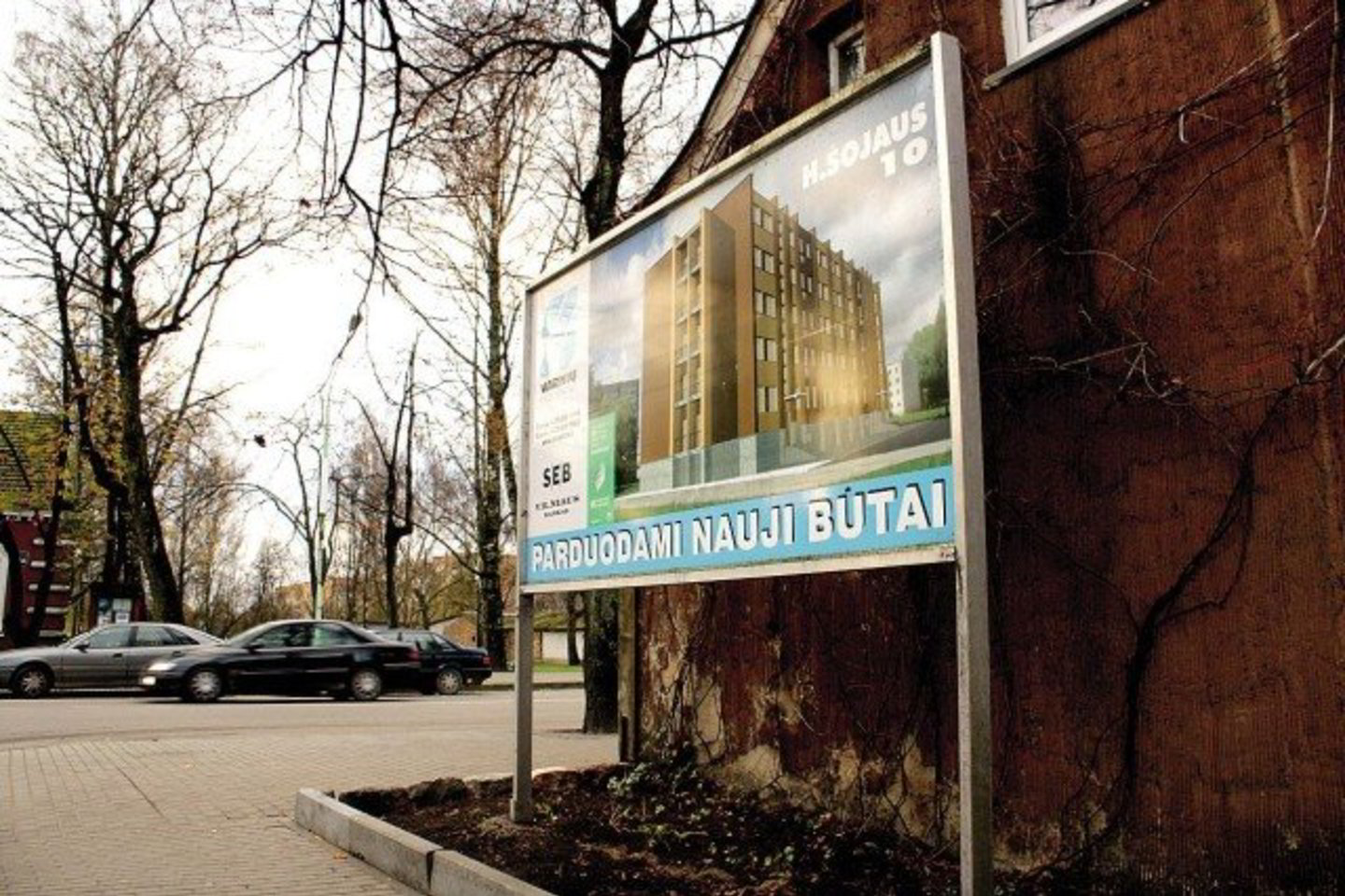 Bendrabučio renovacijos darbus atlikusi bendrovė „Kauno statybos trestas“ bankrutavo. Pastato savininkai UAB „Varnių projektai“ – taip pat. Tačiau gražią ir modernią ateitį šilutiškiams žadantis stendas vis dar stovi miesto centre.