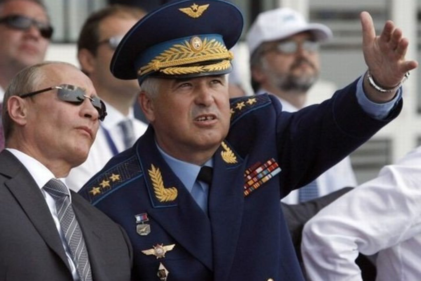 Rusijos premjeras Vladimiras Putinas klausė, kaip oro pajėgų vadas Aleksandras Zeleninas aiškino apie lėktuvų skrydžius per šventę Žukovske.