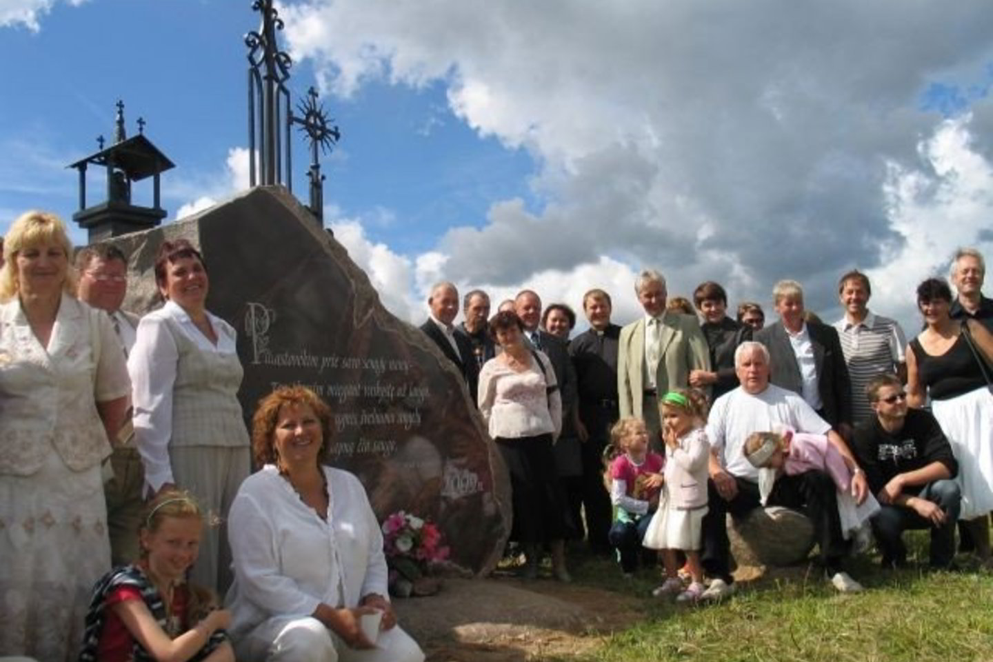 Gomantlaukio kaimo žmonėms Lietuvos vardo jubiliejinių metų Žolinę primins R.Skiručio (sėdi ant akmens) pastatyta skulptūrinė kompozicija ant didžiulio lauko akmens.