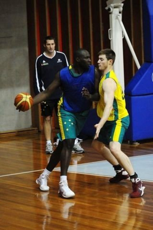 A.Baynesas (dešinėje) pluša Australijos rinktinės treniruočių stovykloje.