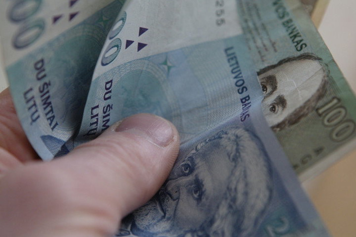 Šiuo metu bendra gyventojų skola finansinėms įstaigoms siekia 784,4 mln. litų, o iš viso laiku negrąžintų paskolų įmokų šioms įstaigoms turi per 100 tūkst. gyventojų.