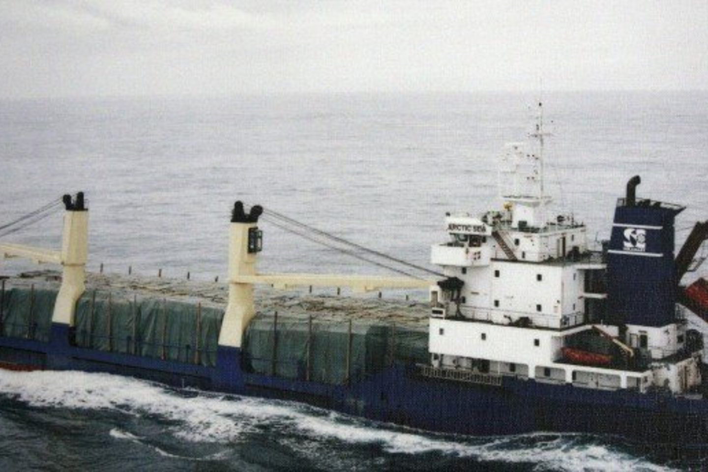 Laivo „Arctic Sea“ 15 įgulos narių ir 8 įtariamieji jo užgrobimu į karo laivą „Ladnyj“ buvo perkelti pirmadienį vandenyne netoli Žaliojo Kyšulio krantų.