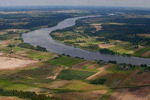 Sėdime ant gamtos išteklių kalno, dejuojame, varganus litus iš karvės pieno spaudžiame