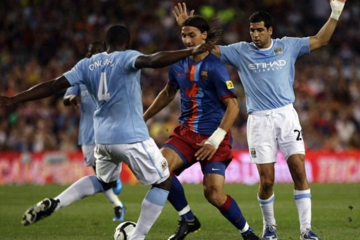 „Manchester City“ futbolininkai akylai saugojo „Barcelona“ naujoką Z.Ibrahimovičių (centre).