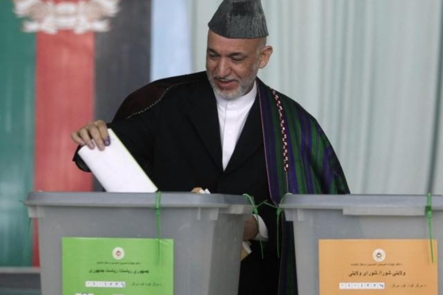 Balsavo ir dabartinis šalies prezidentas 52 metų H.Karzai.