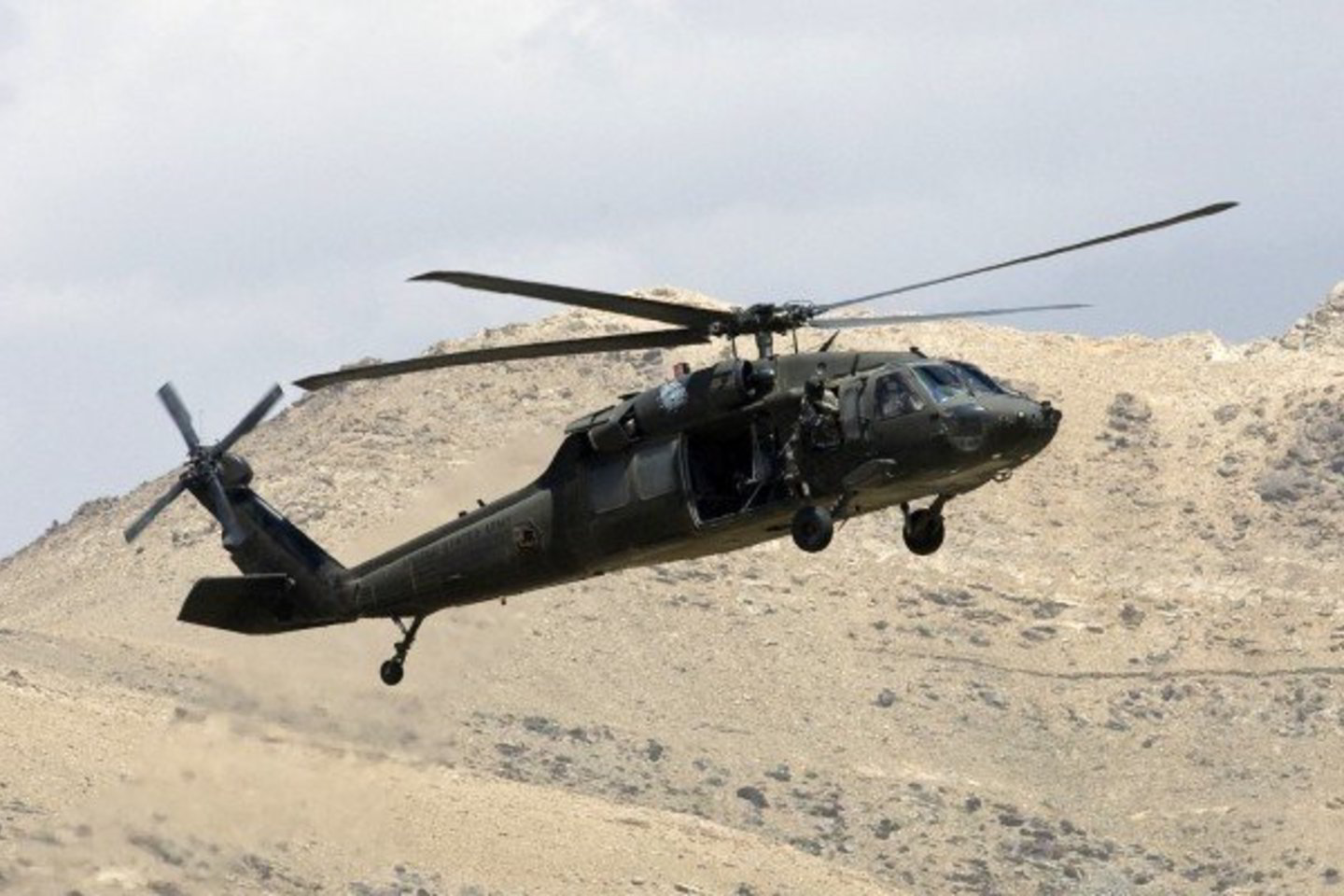 Trečiadienį kalnuotame Kolorado valstijos rajone sudužo karinis sraigtasparnis „Blackhawk“.