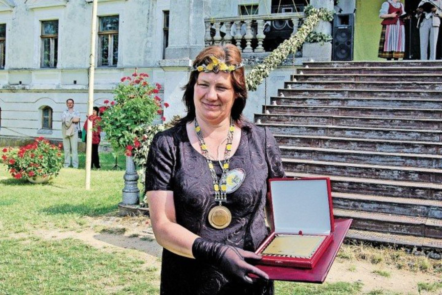 Su regalijomis – šių metų Bičių karalienė Birutė Budreckienė.