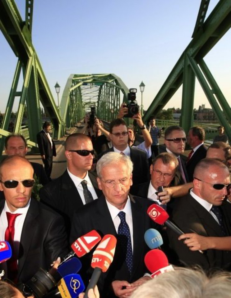 L.Solyomas surengė spaudos konferenciją ant tilto, kur buvo priverstas grįžti atgal į savo šalį.
