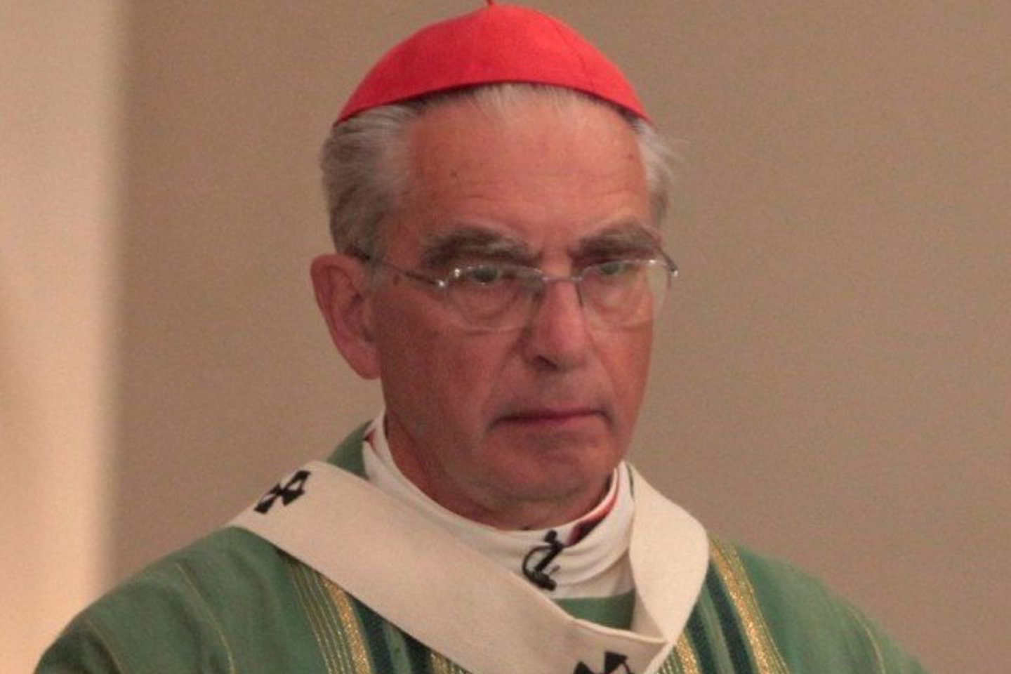 Anot kardinolo, totalitariniai režimai kėlė tikslą sukonstruoti „naują žmogų“, asmenį, svetimą artimo skausmui, abejingą tradicijoms, aklai vykdantį vadų valią.