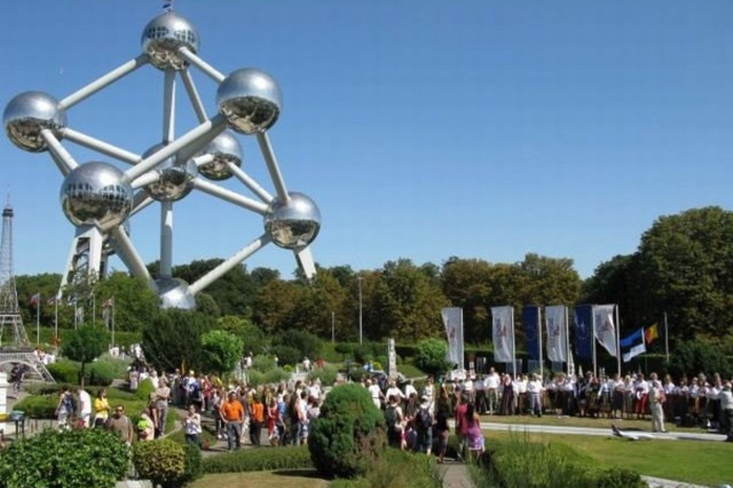 Baltijos šalių vėliavos plazdėjo virš ir po Briuselio simboliu „Atomiumu“.