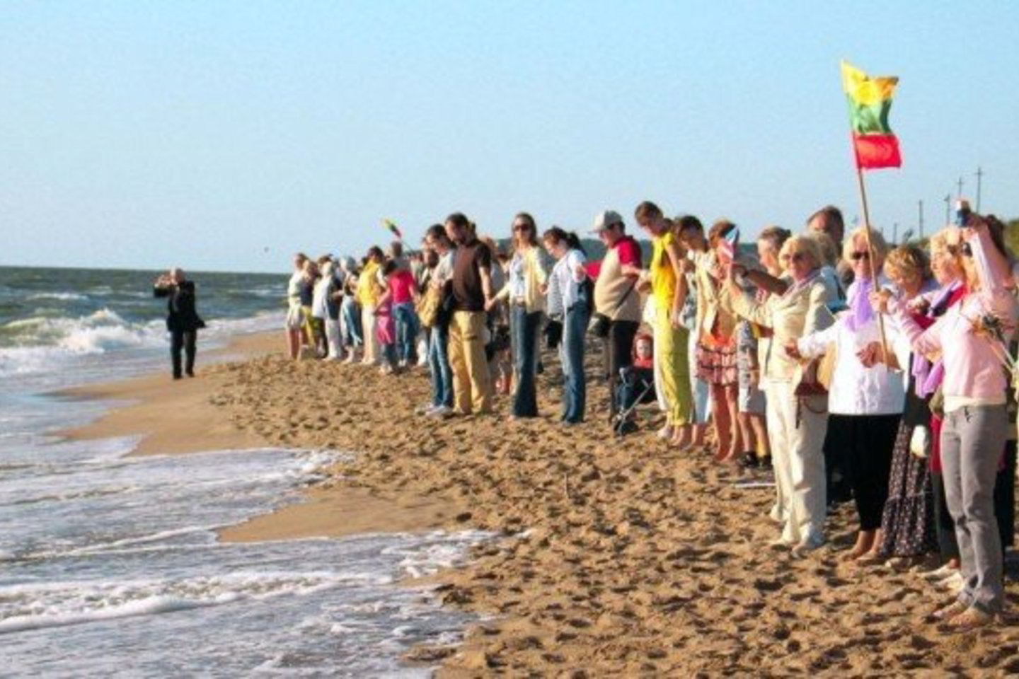 Klaipėdiečiai į simbolinę grandinę susikabino Melnragės paplūdimyje.