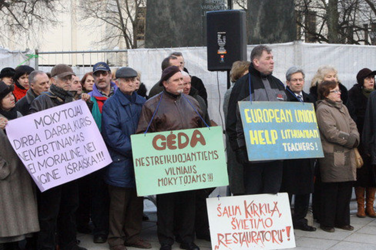 Švietimo darbuotojai ketina piketuoti ir streikuoti dėl jų algų mažinimo.